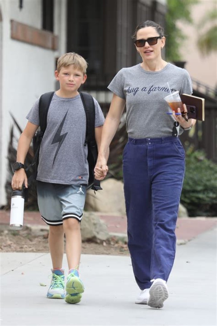 Violet Affleck, 15, Looks Just Like Mom Jennifer Garner’s Twin As They Prepare To Board Train To Paris