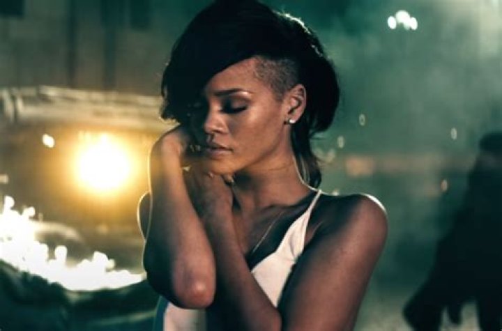 [WATCH] Rihanna ‘Diamonds Video About Chris Brown — 5 Pieces of Proof – Hollywood Life