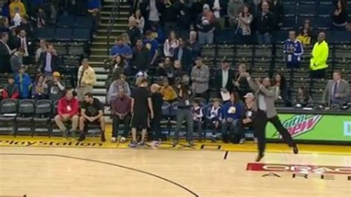[WATCH] Steph Curry’s Dad Shoots 3-Pointer In Epic Video — See ‘Awesome’ Shot – Hollywood Life