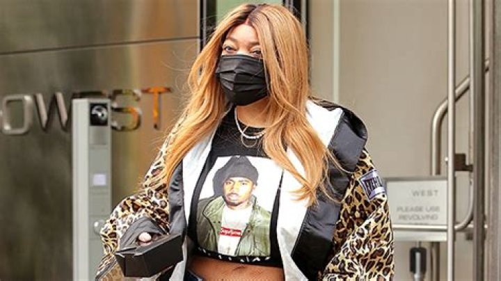 Wendy Williams Rocks Daisy Dukes & A Crop Top While Out In NYC — Pics