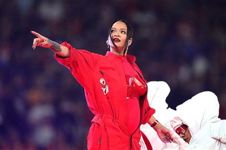 What Makeup Product Rihanna Used At Super Bowl Halftime Show – Hollywood Life