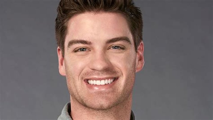 Who Is Garrett Powell? 5 Things About ‘The Bachelorette’ Contestant – Hollywood Life