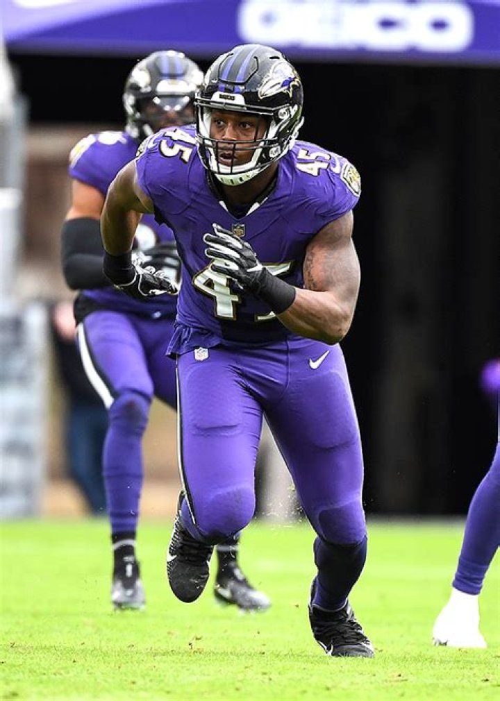 Who Is Jaylon Ferguson? 5 Things On The NFL Player Who Died At 26 – Hollywood Life