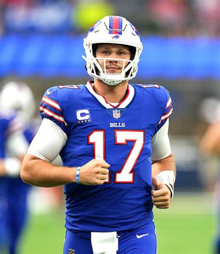 Who Is Josh Allen? Buffalo Bills QB Is Dating Hailee Steinfeld – Hollywood Life