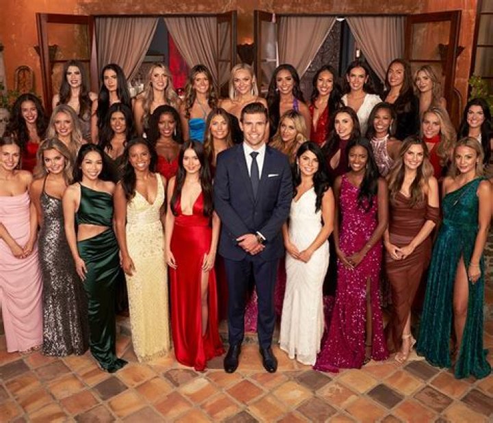 Who Is Kat Izzo? Facts About ‘The Bachelor’ Contestant – Hollywood Life