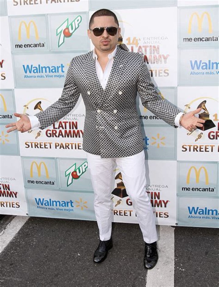 Who Is Larry Hernandez? — 5 Things To Know About Arrested Singer – Hollywood Life