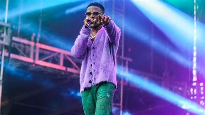 Who Is Wizkid? 5 Things On Nigerian Singer Performing At 2022 AMAs – Hollywood Life
