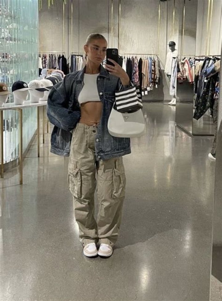 Willow Smith’s Plunging Crop Top & Cargo Pants: Photos – Hollywood Life