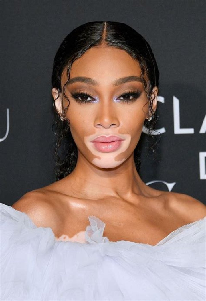 Winnie Harlow’s EMAs Hair & Makeup — Star Rocks Sleek Waves & A Smokey Eye – Hollywood Life