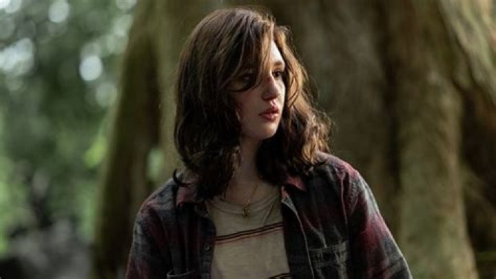 ‘Yellowjackets’ Star Sophie Nélisse On Shauna’s Gut-Wrenching Moment & The Baby’s Future