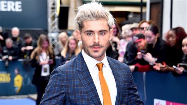 Zac Efron Sports Major Scruff On Lunch Date With GF Vanessa Valladares & Friends — Pics