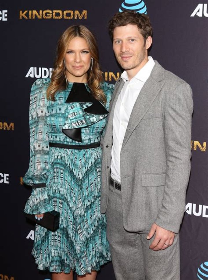 Zach Gilford & Kiele Sanchez Miscarriage — ‘Lost’ Actress Sadly Loses Baby – Hollywood Life