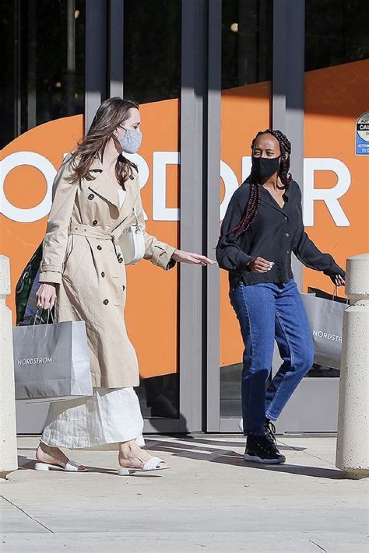 Zahara Jolie-Pitt Rocks Braids & Jeans On Shopping Trip With Mom Angelina Jolie After Her 16th Birthday