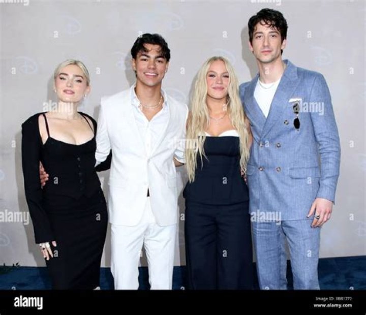 Zed & Addison Scoop From Milo Manheim & Meg Donnelly – Hollywood Life