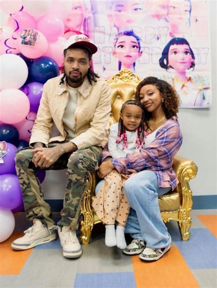Zonnique Pullins & Bandhunta Izzy Show Baby Daughter’s Head On IG Live – Hollywood Life
