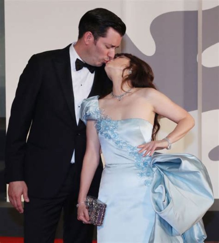 Zooey Deschanel & Jonathan Scott Share A Romantic Kiss At The ‘Dreamin’ Wild’ Premiere